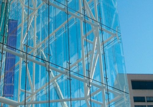 Заглубление стекла является важным этапом в процессе создания стеклянных фасадов. Это техника, которая позволяет внести глубину и изящество в дизайн здания. Заглубление стекла можно использовать как для декоративных целей, так и для создания впечатления легкости и прозрачности.